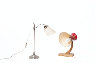 une lampe posée sur une table à côté d'une lampe