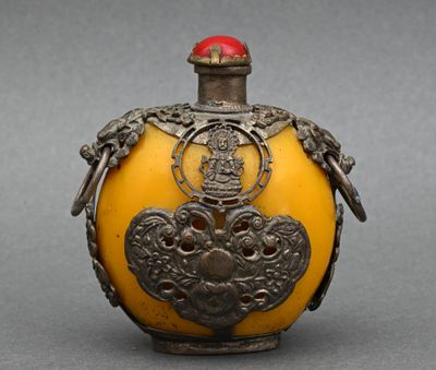 flasque jaune et argentée, surmontée d'une couronne