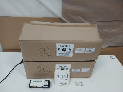 deux boîtes posées sur une table