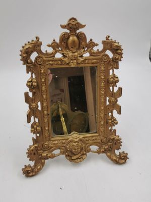 Un miroir de table bronze doré dim 22x29 cm