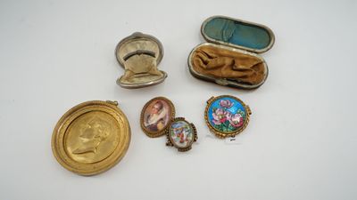 Un ensemble de trois broches dont une en porcelaine de Limog…