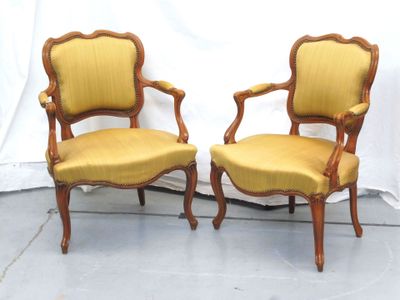 paire de fauteuils rembourrés jaunes avec structure et accoudoirs en bois