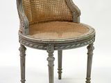 une image représentant une chaise avec une assise en osier sur fond blanc
