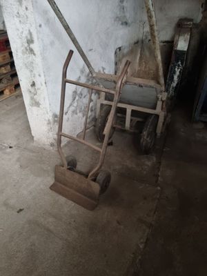 un petit diable qui se trouve dans une pièce