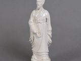 figurine en porcelaine blanche chinoise représentant un homme tenant un pot