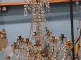 un lustre surmonté d'un oiseau, dans une pièce