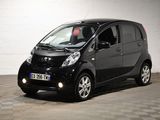 une Smart noire garée dans un garage