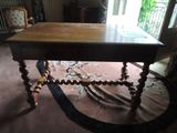 une table dont le plateau est en bois