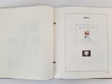 un livre ouvert avec l'image d'un chat dessus