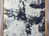 une image représentant une photo d'un tableau en noir et blanc accroché au mur