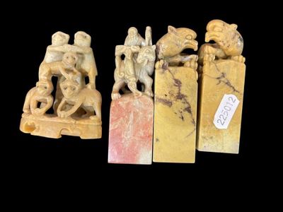 3 cachets en pierre dure et groupe en pierre de lard