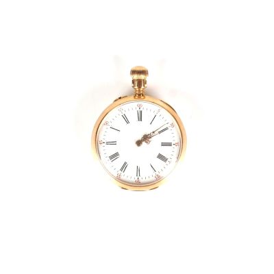 une montre de poche en or avec des chiffres romains sur le cadran