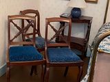 quatre chaises dans un coin de la pièce, à côté d'un lit