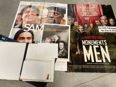 de nombreuses affiches de cinéma posées les unes à côté des autres sur le sol