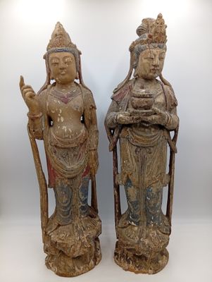 paire de statues chinoises en bois sculpté représentant un homme et une femme