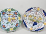 deux assiettes ornées de motifs, posées l'une à côté de l'autre