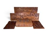 plusieurs morceaux de bois présentant des sculptures sur une surface blanche