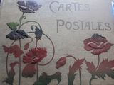 une enseigne portant l'inscription « cartes postales » sur la façade d'un immeuble