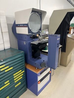 une machine qui se trouve dans une pièce comportant de nombreux tiroirs