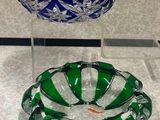 un saladier en verre et un saladier en verre posé sur une table