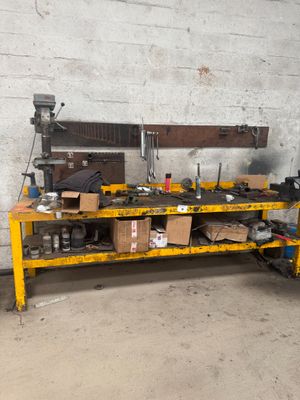 un établi avec de nombreux outils