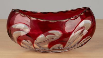 Coupe en cristal rouge et translucide.