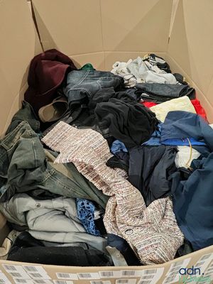 une boîte en carton remplie de vêtements et d'un chapeau