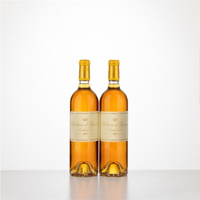deux bouteilles de vin posées sur une table l'une à côté de l'autre
