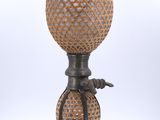 un vase posé sur un support sur une surface blanche