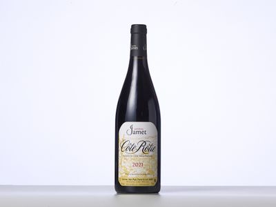 une bouteille de vin rouge posée sur une table