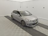 la voiture est garée dans le garage sur le sol en damier