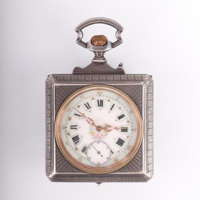 une vieille horloge dont le cadran comporte des chiffres romains