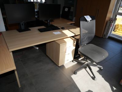 Un bureau mélaminé avec son caisson et fauteuil tissus, en l…