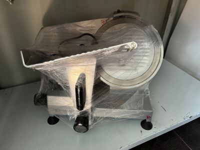 une machine qui se trouve sur une étagère dans une pièce