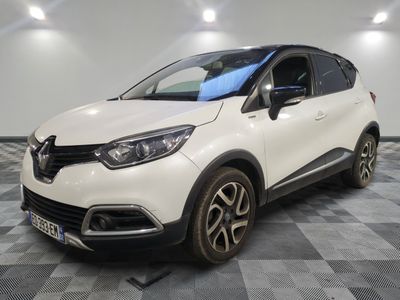 une voiture blanche garée sur un sol en damier dans un garage