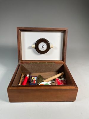 une petite boîte en bois avec une horloge à l'intérieur