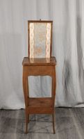 Petite table volante en placage de bois de rose, présente un… (photo 2)
