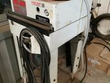 une machine posée sur un chariot dans une pièce