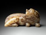 une image représentant une sculpture d'un chat allongé sur le dos