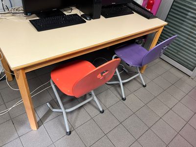 trois tables rectangulaires en stratifié, une table ronde en…