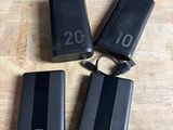 trois batteries externes noires posées sur une table en bois