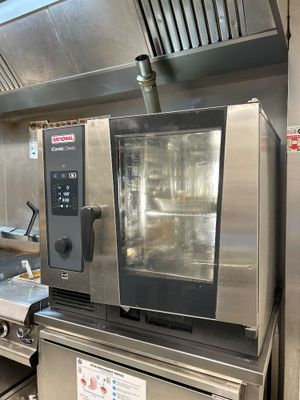 une image d'un four commercial dans une cuisine commerciale