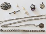 beaucoup de bijoux sur une surface blanche