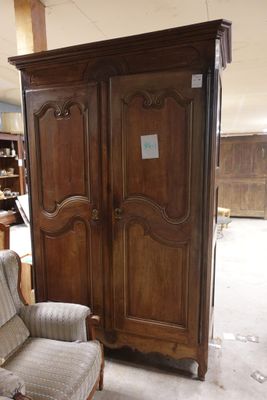 une armoire et une chaise dans une pièce où il y a beaucoup de meubles