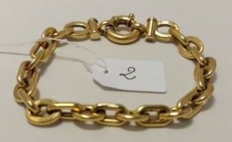 Gros plan sur un bracelet en or portant une étiquette
