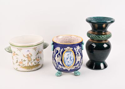 trois vases posés l'un à côté de l'autre sur une surface blanche