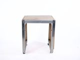 une image représentant un petit tabouret en métal avec une assise en bois