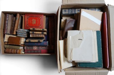 une boîte remplie de livres posée sur une surface blanche