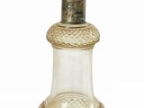 un flacon de parfum ancien en verre, muni d'un bouchon doré et d'un bouchon en verre