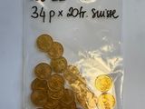un sac contenant des pièces d'or posé sur une table